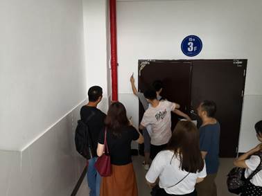 说明:图片包含 人员, 墙壁, 室内, 地板描述已自动生成