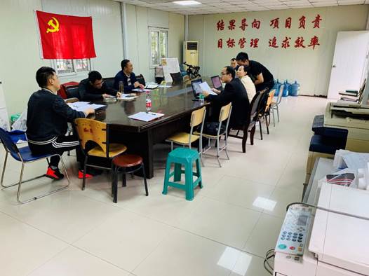 说明:图片包含 室内, 地板, 墙壁, 人员描述已自动生成