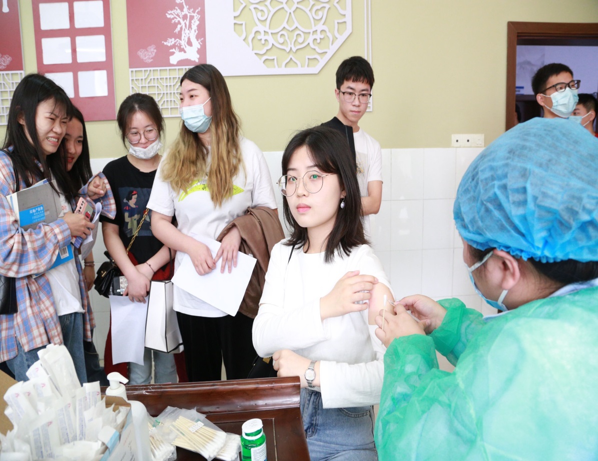 说明: C:\Users\Administrator\Desktop\新冠疫苗接种照片\3.30新冠疫苗接种1.jpg